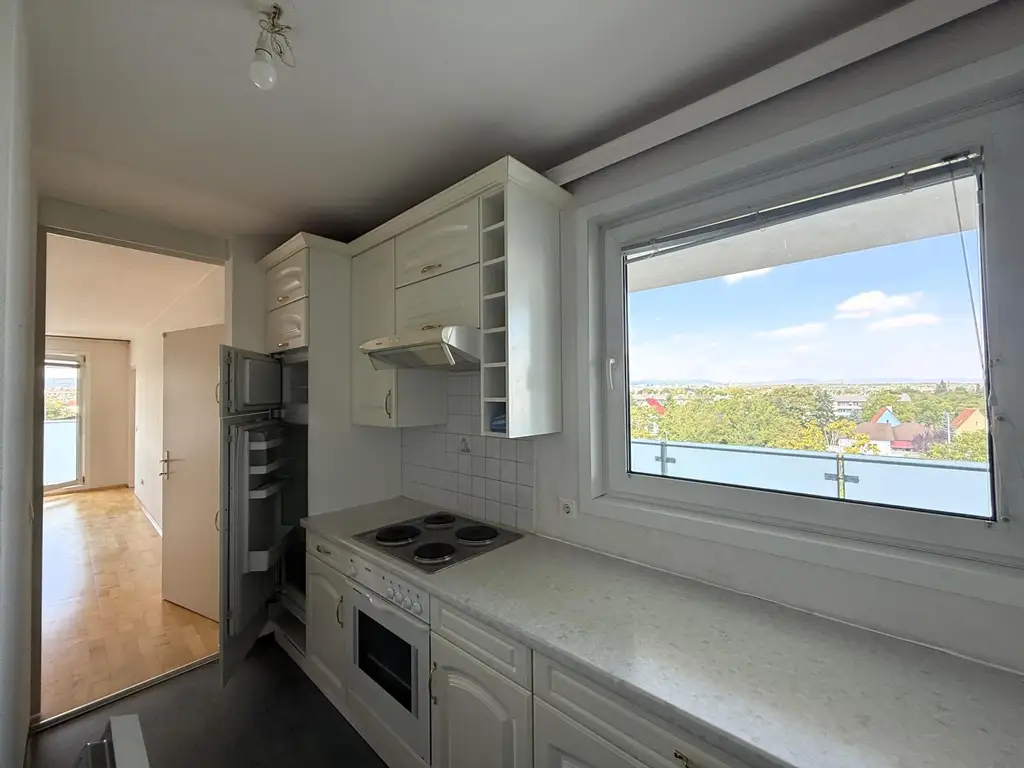 Eine helle, renovierungsbedürftige 3-Zimmer Wohnung // A bright 3-room apartment in need of renovation //