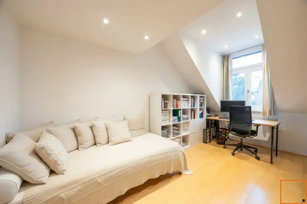 Familiendomizil: Penthouse mit Ateliercharakter, großen Terrassen und Grünblick