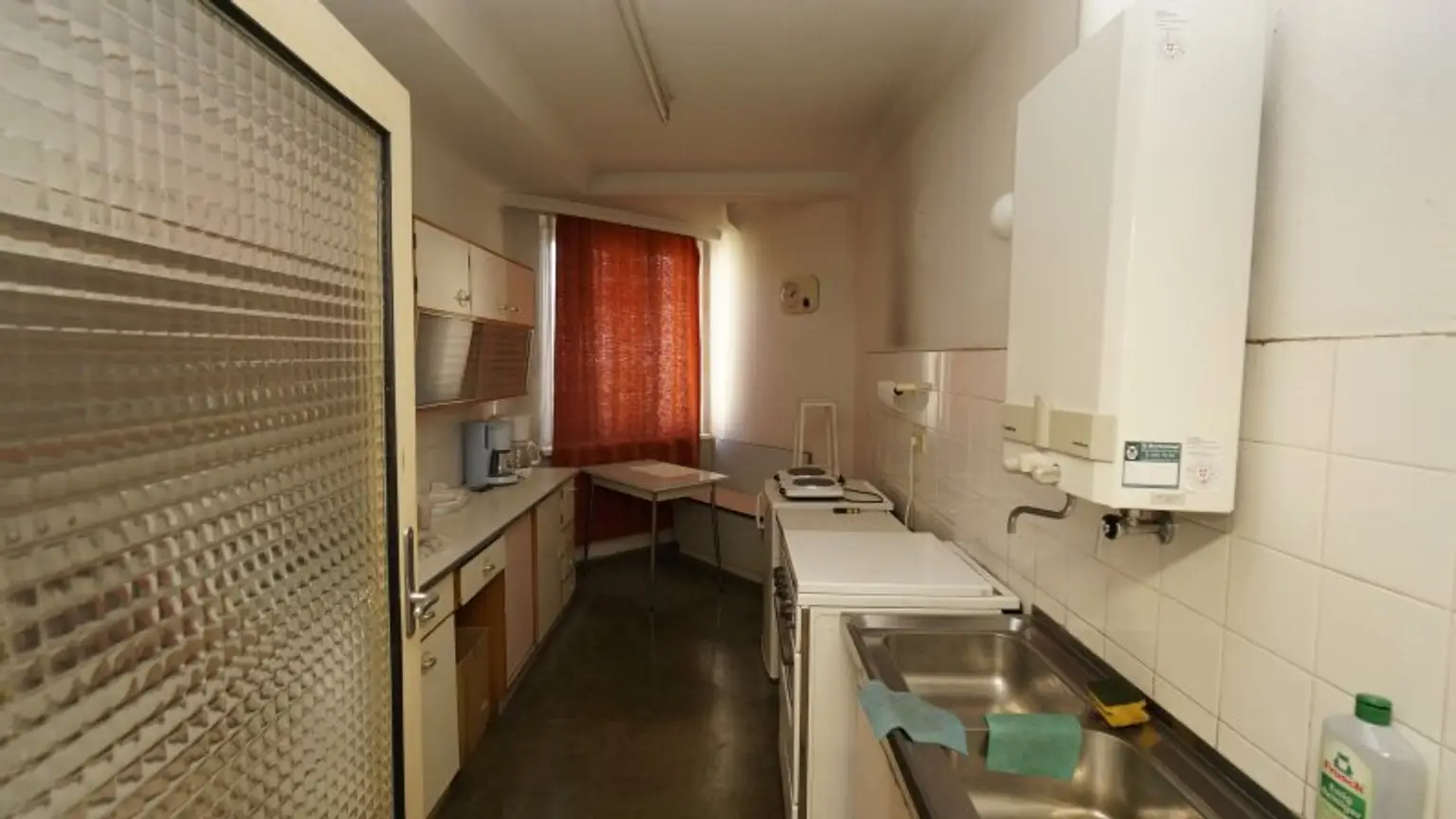 unbefristet vermietete 2 Zimmer + Kabinett Wohnung im fünften Liftstock im Eckhaus