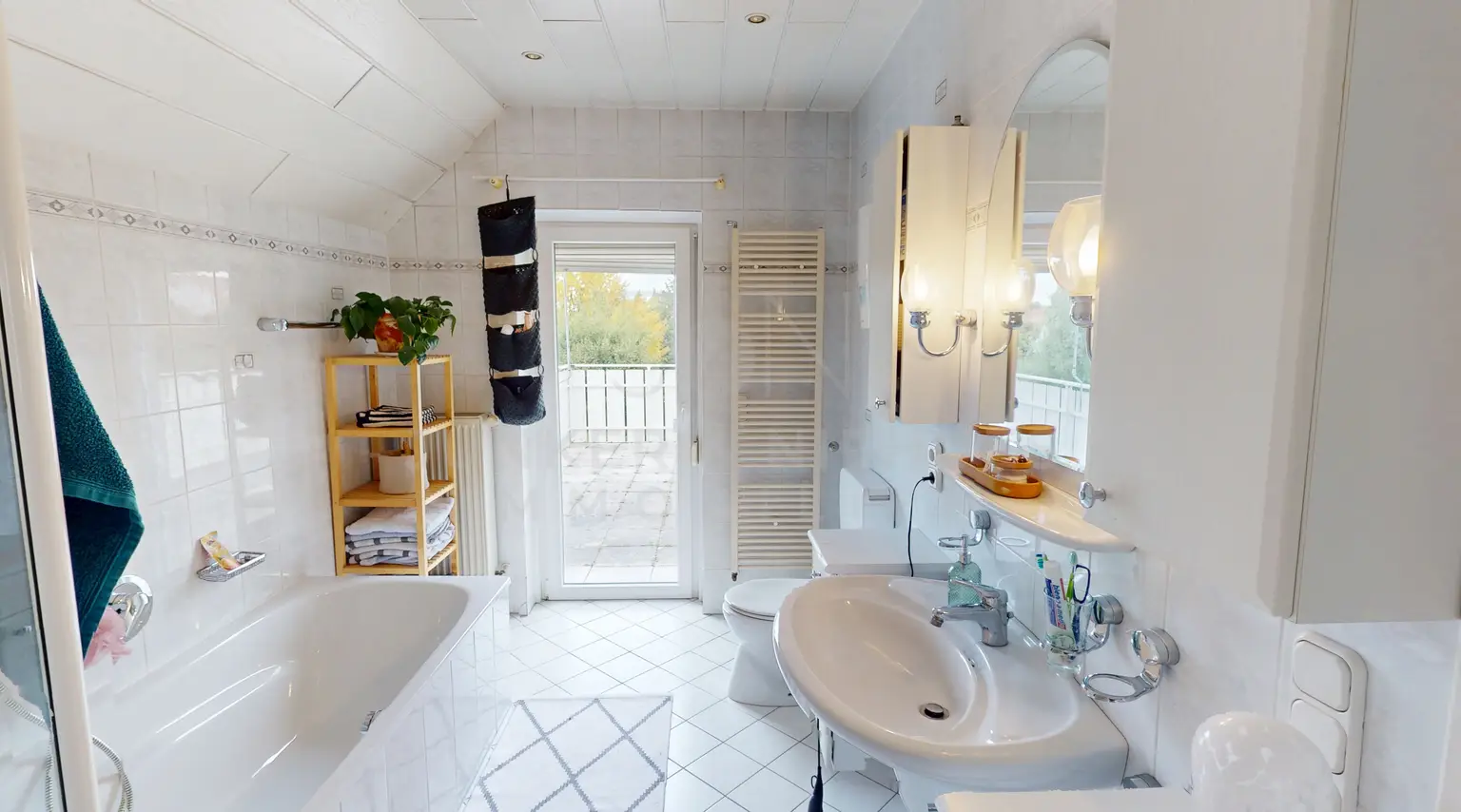 Badezimmer mit Wanne und Dusche OG