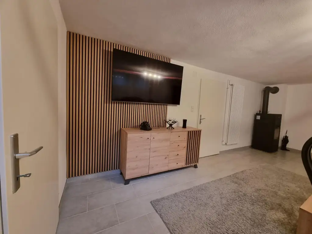 LIEBEVOLLER BUNGALOW MIT GEPFLEGTEM GARTEN IN TRAUMHAFTER RUHELAGE