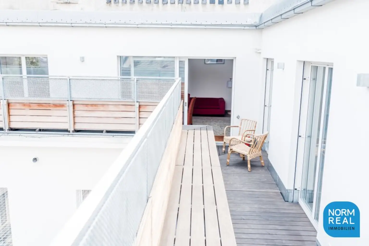 Komplett möblierte Dachgeschosswohnung mit Terrasse