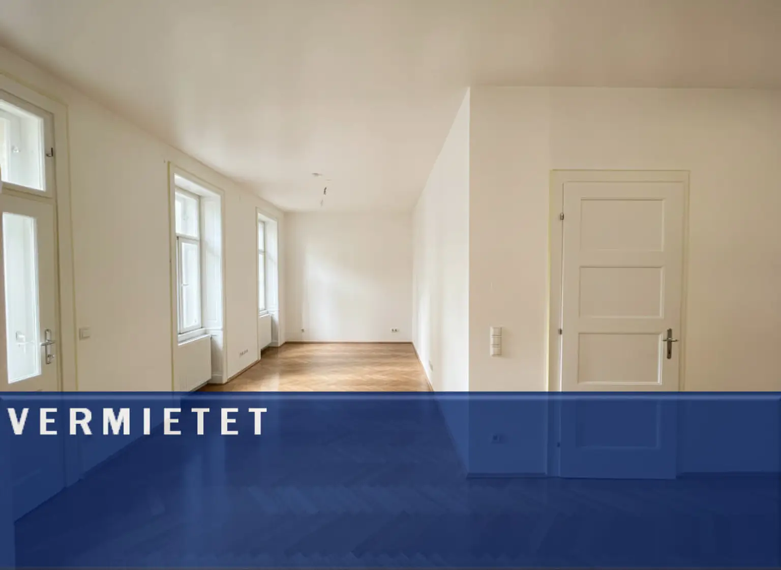 UNBEFRISTET: Ansprechende 3-Zimmer-Altbauwohnung mit kleinem Balkon