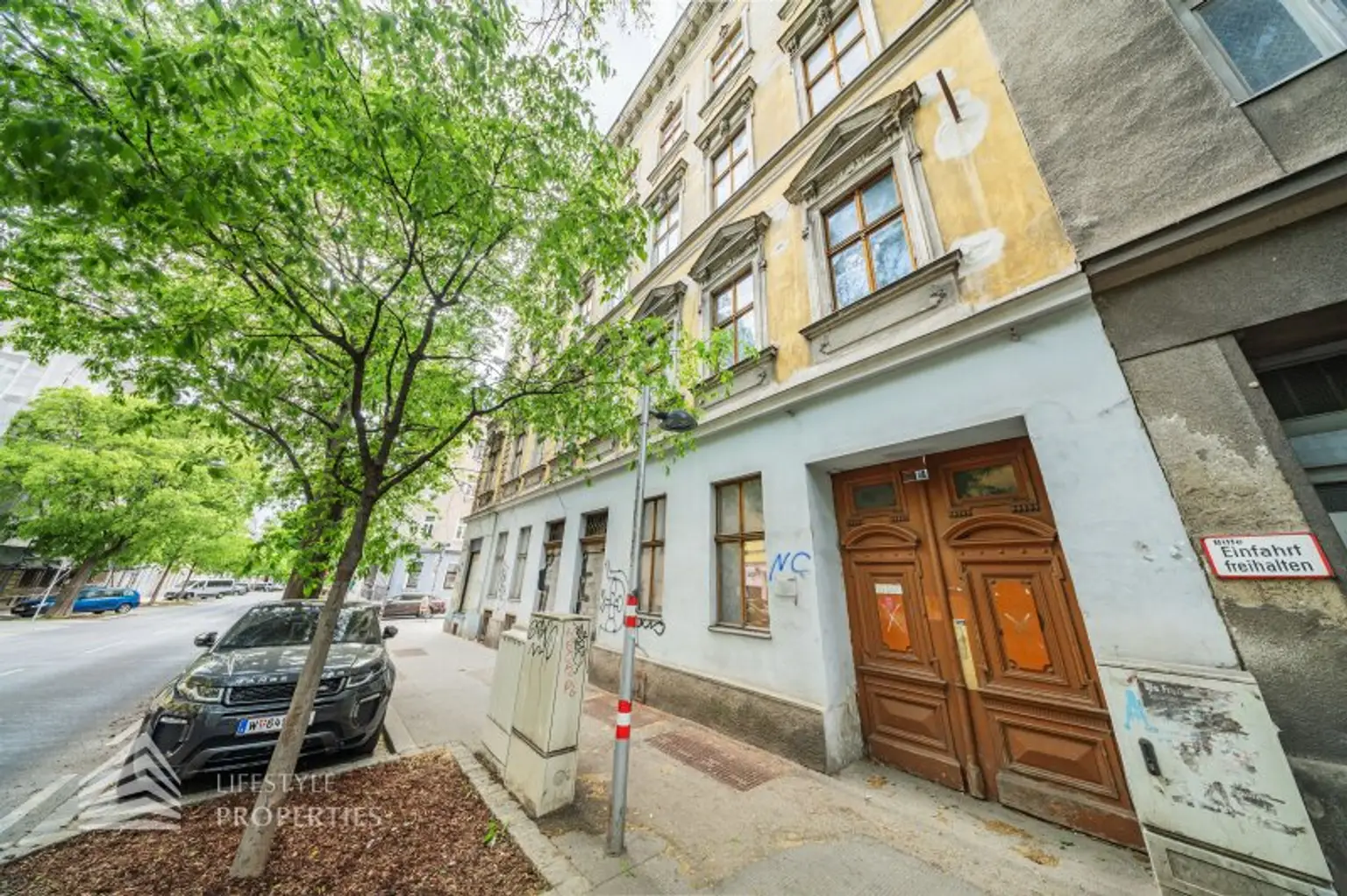 Sanierungsbedürftiges bestandsfreies Zinshaus mit Dachgeschoss, Nähe Thaliastraße