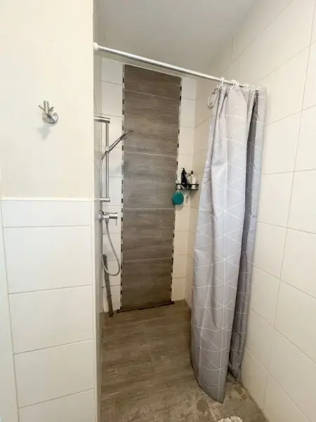 Dusche im kleinen Badezimmer im EG
