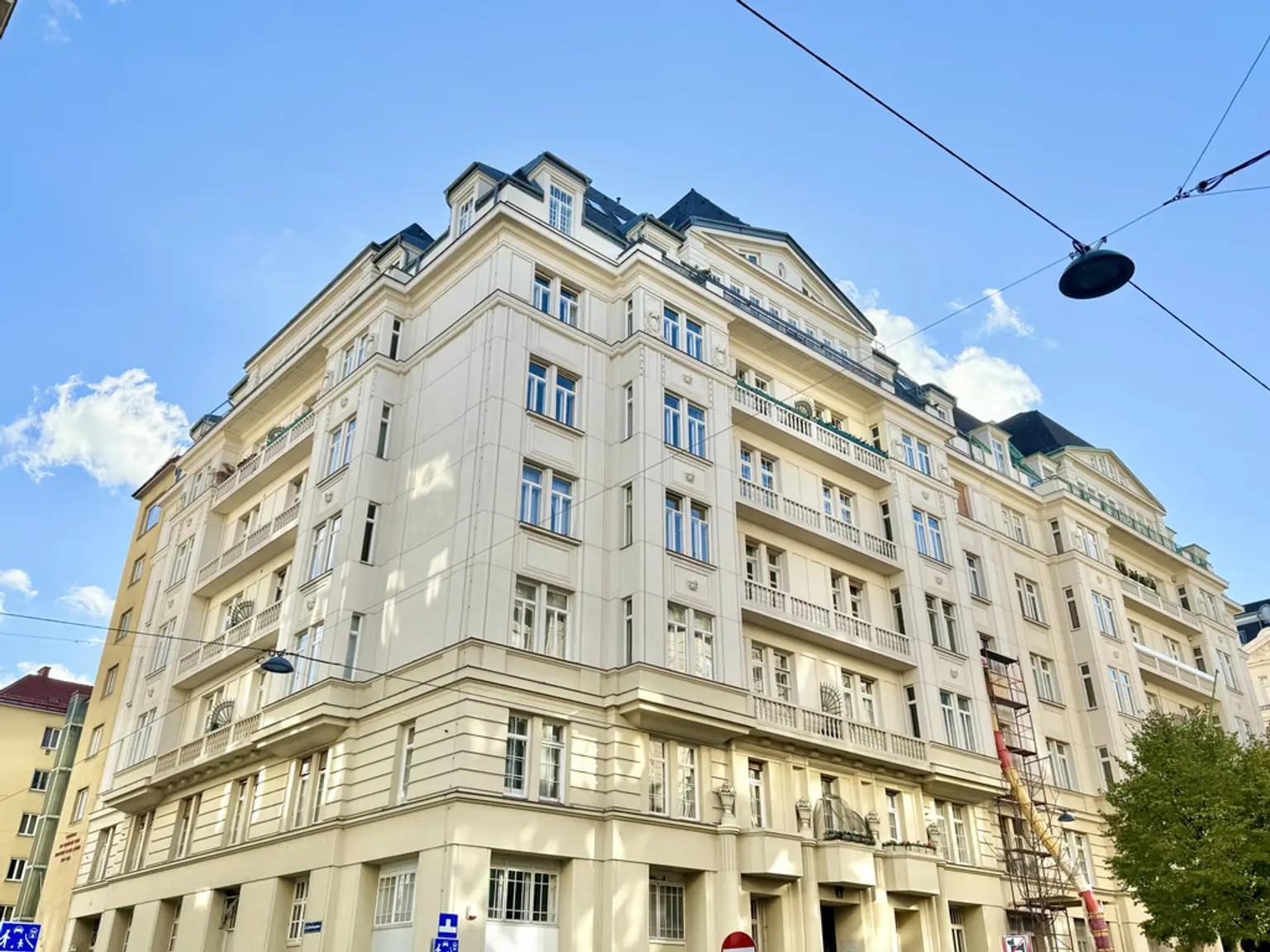 TOPLAGE | TRAUMHAFTE ALTBAUWOHNUNG MIT BALKON | HELLE 4 ZIMMER | U-BAHN-NÄHE