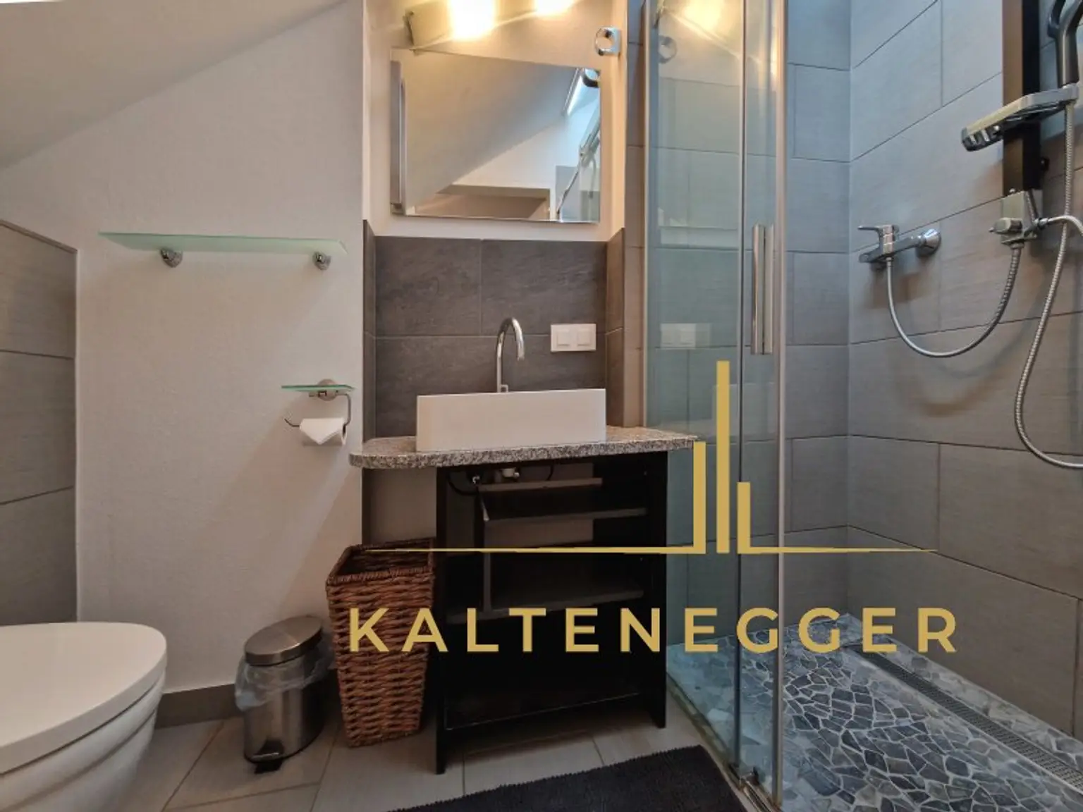 KG: Badezimmer + WC ca. 2,56 m²