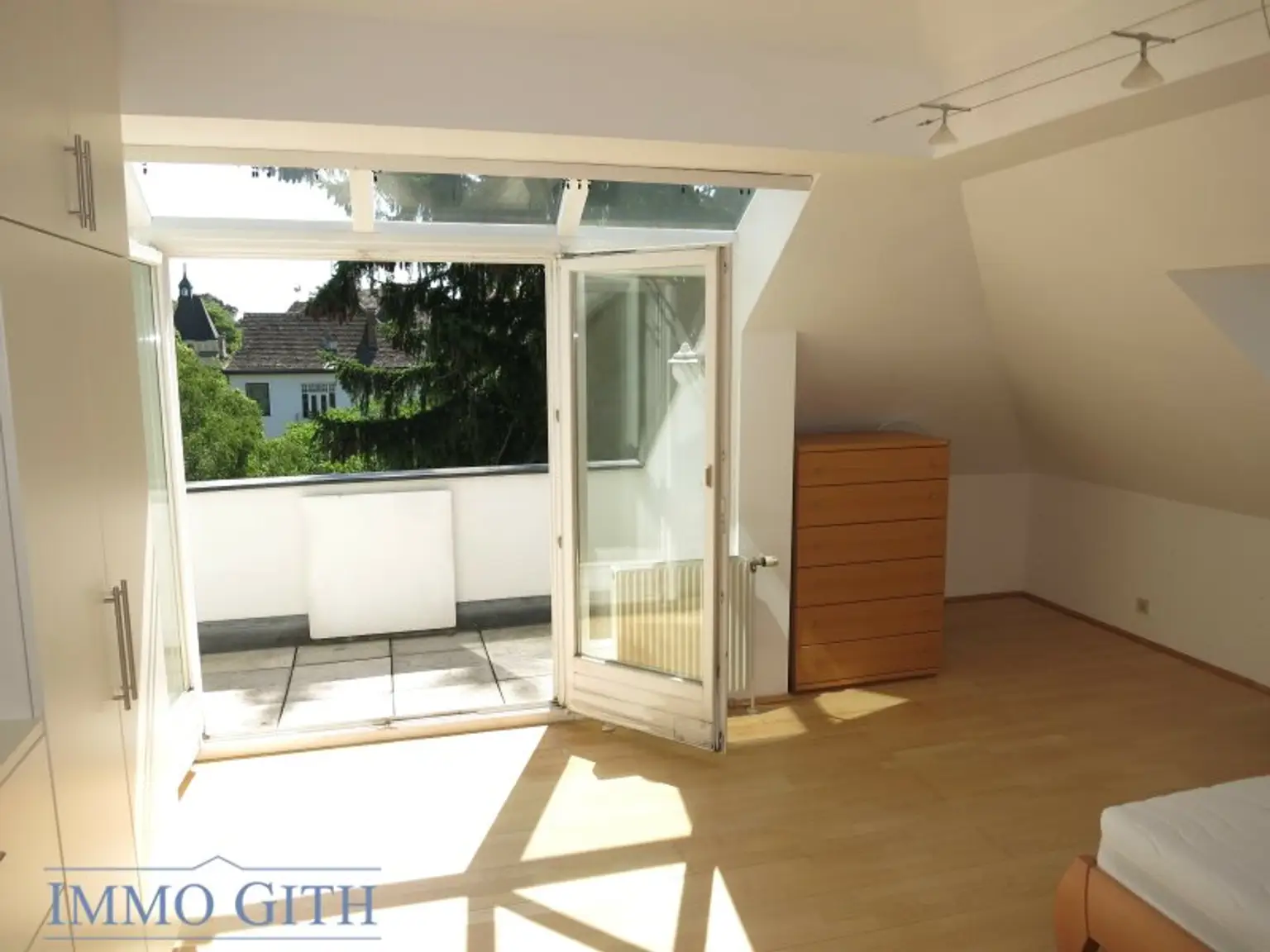 PROVISIONSFREI: PENTHOUSE MIT TERRASSE, LIFT UND KLIMA-ANLAGE IN HIETZINGER VILLA!