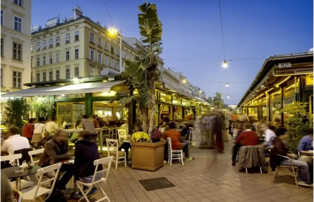 INNENSTÄDTISCHE - 3-Zimmer WOHNUNG -RENOVIERUNGSBEDÜRFTIG- mit sehr viel Potenzial - in Top Lage Wiens beim NASCHMARKT - Nähe KARLSPLATZ!