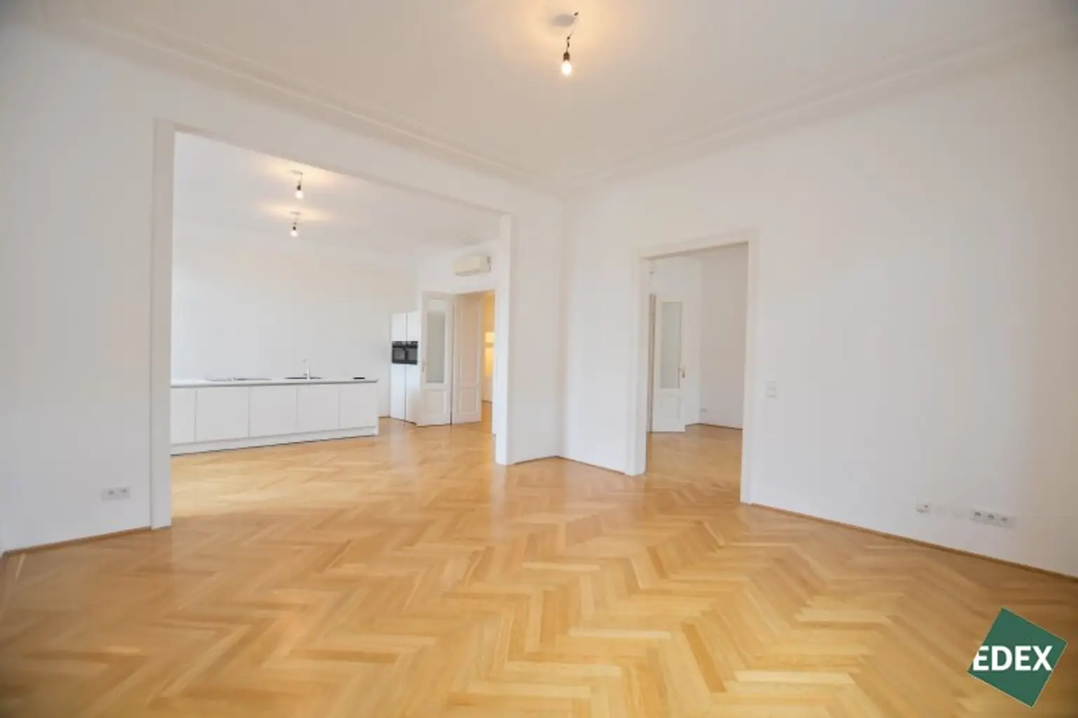 6-Zimmer Altbauwohnung mit Balkon und Klimaanlage in attraktiver Lage des 7. Bezirks