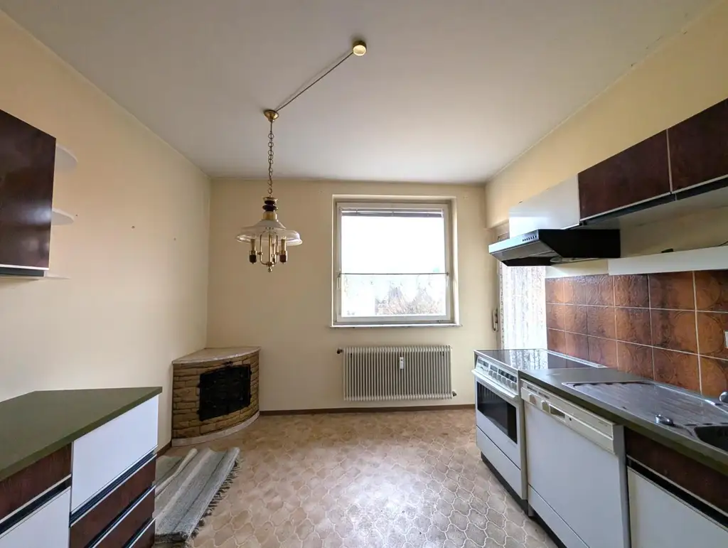 Sanierungsbedürftige 3-Zimmer-Eigentumswohnung mit Balkon, Loggia und Garage