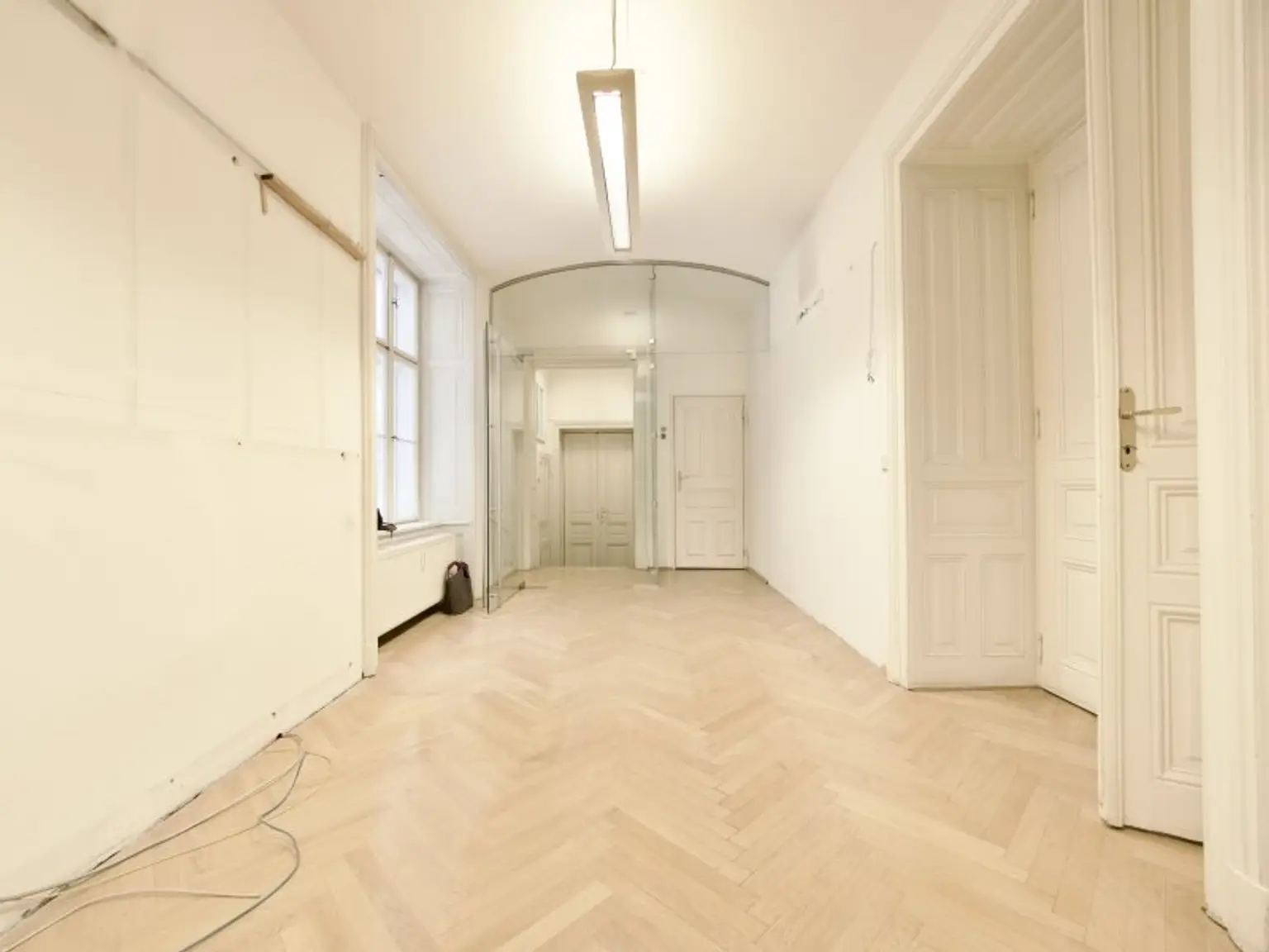 Exklusive Büro- oder Ordinationsfläche im klassischen Altbaustil in der Klagenfurter Fußgängerzone zu mieten!