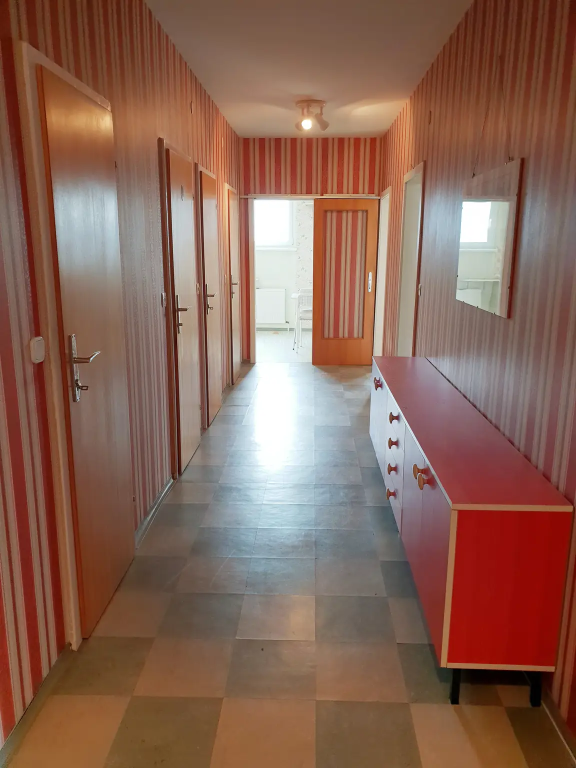 Wohnung mit 4 Zimmer + Loggia zu verkaufen!
