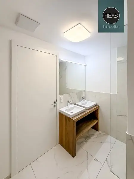 Provisionsfrei: Klimatisierte Dachgeschoss Maisonette mit 2 Terrassen und Kamin nahe Uno City!