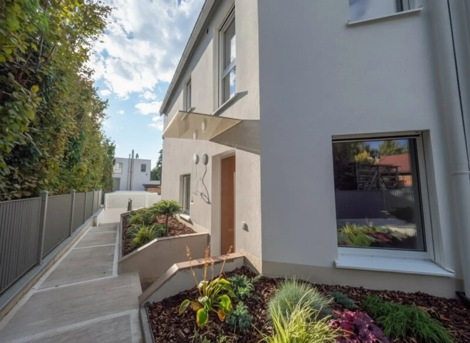 THE UNIQUE HILL SIDE RESIDENCES