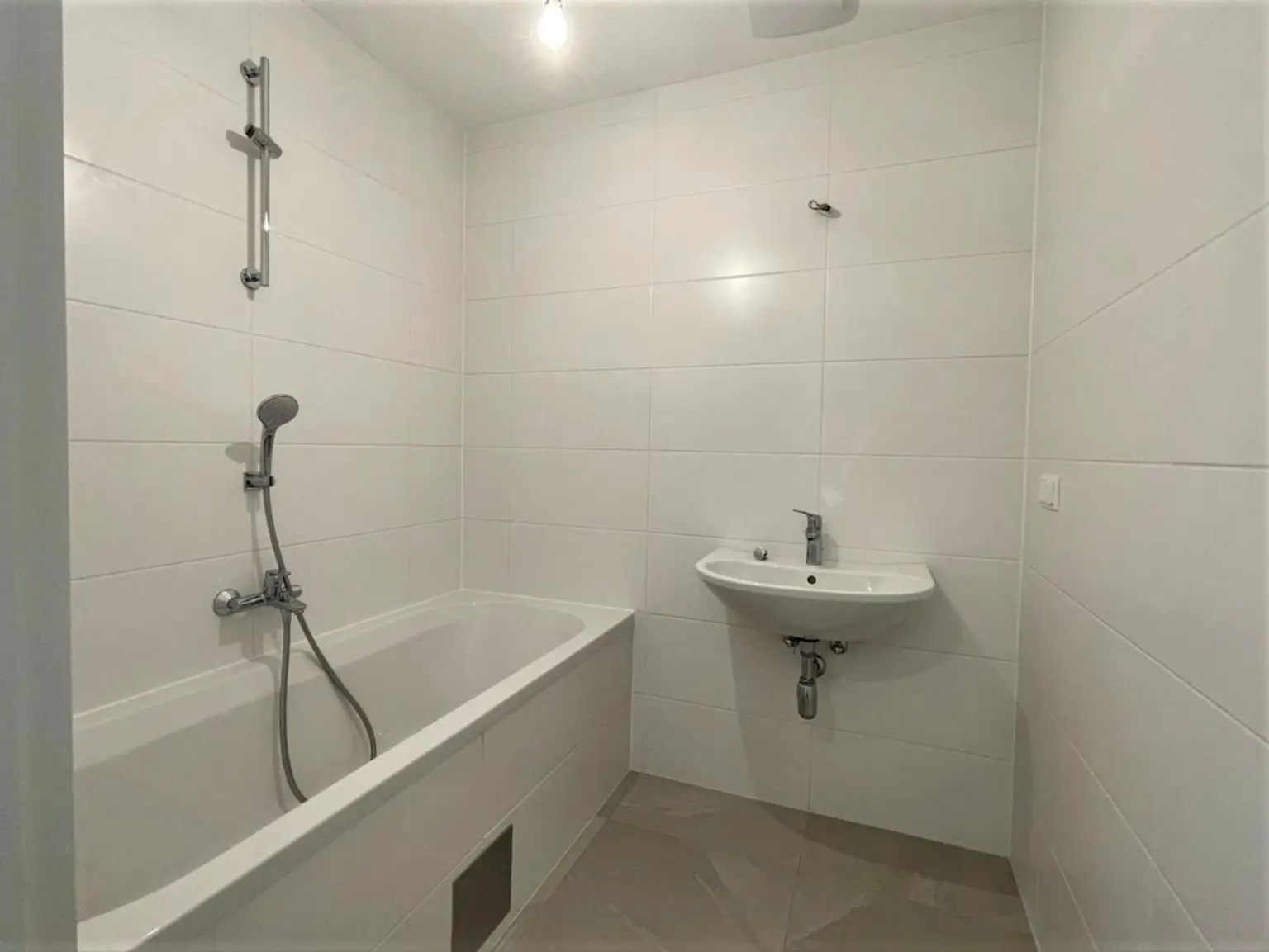 DACHGESCHOSS-Traum in Döbling: 3 Zimmer, sehr große Dachterrasse mit Ausblick, Balkon, 2 Loggien, Klimaanlage, Lift, Top-Ausstattung