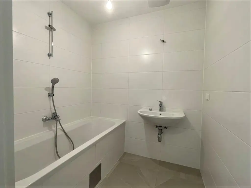 DACHGESCHOSS-Traum in Döbling: 3 Zimmer, sehr große Dachterrasse mit Ausblick, Balkon, 2 Loggien, Klimaanlage, Lift, Top-Ausstattung