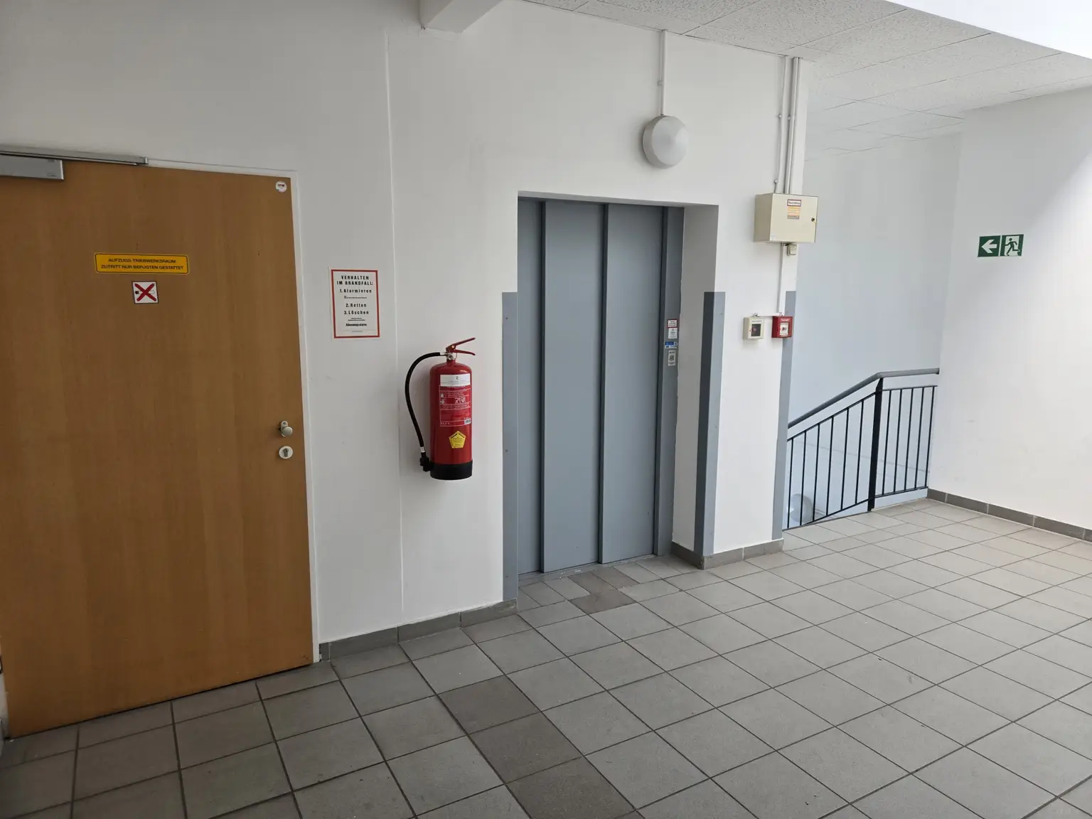 Barrierefreier Lift mit Türöffnung von 1,10 x 2,04 m - Büro T.2.17