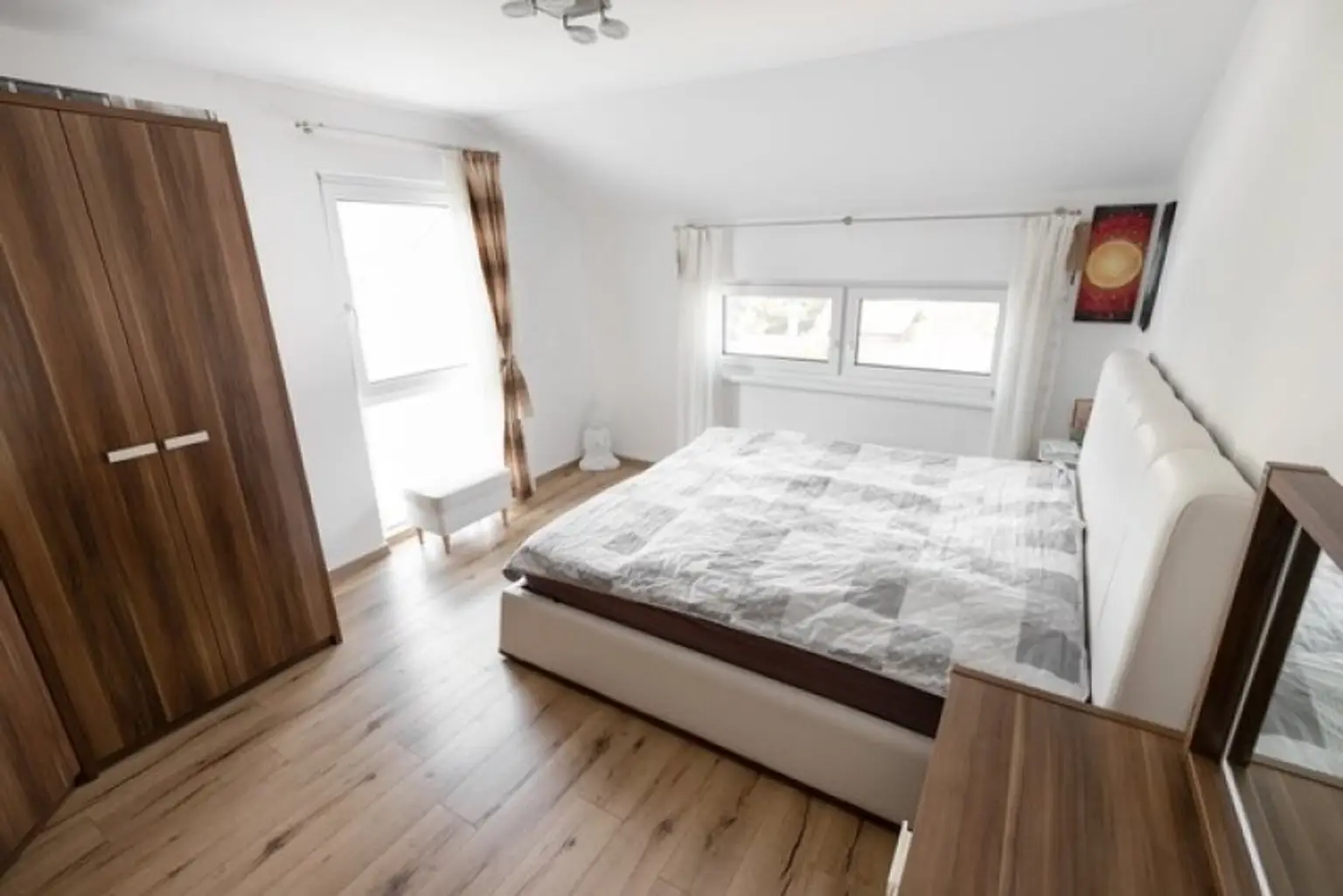 Ruhiges Familienparadies in TOP-LAGE mit Wintergarten, 2 Stellplätzen & Glasfaser – Bezugsfertig!
