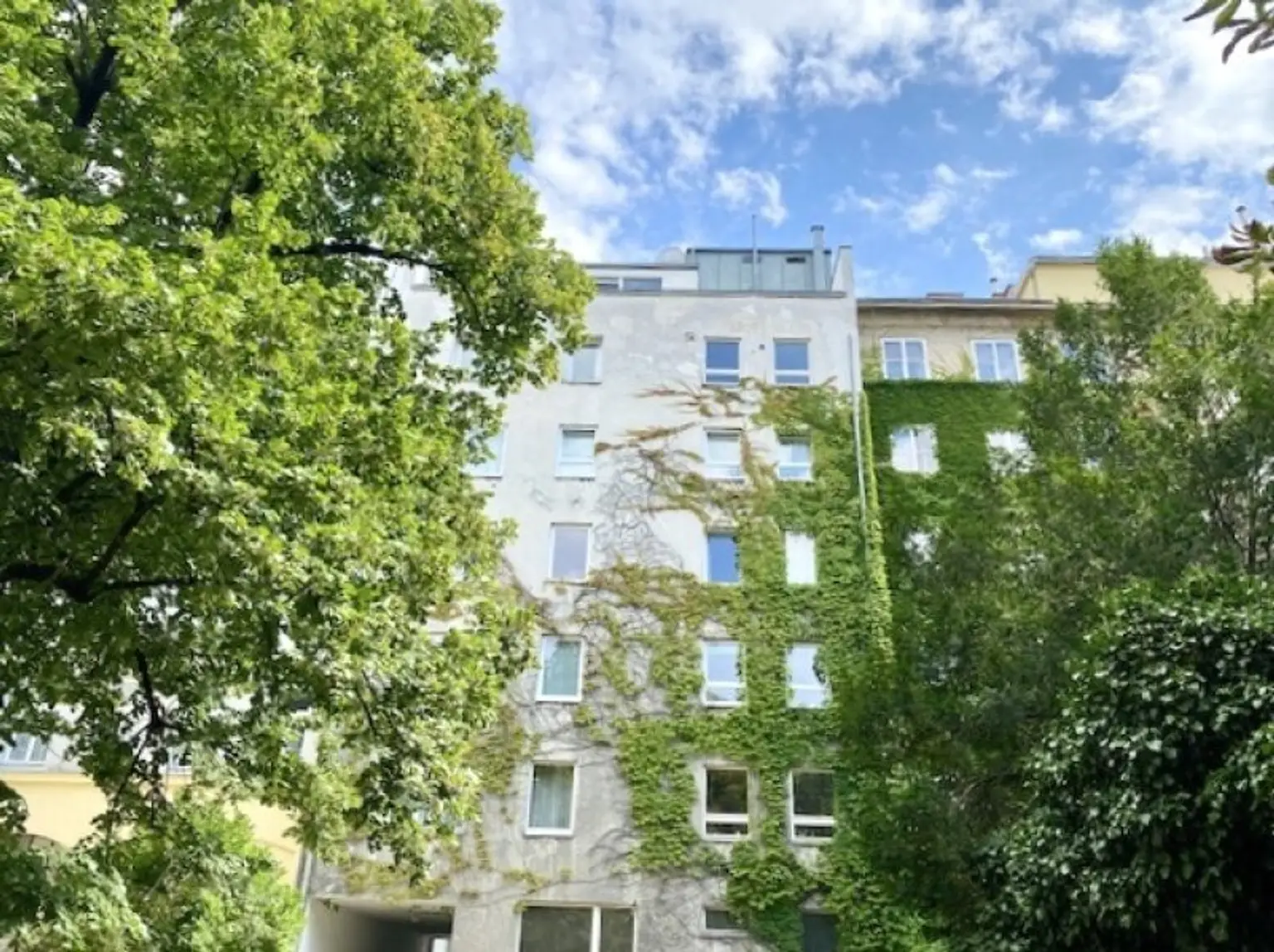 Terrassentraum mit herrlichem Fernblick: 3 Zimmer, Küche und 46 m2 Terrassen im 5.Stock, Stellplätze im Hof mitbenützbar, Nähe U1-Taubstummerngasse + Belvedere!