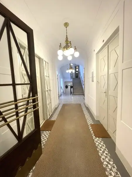 Stilvolle 2 Zimmer Wohnung, neu saniert, im wunderschönen Stilaltbau