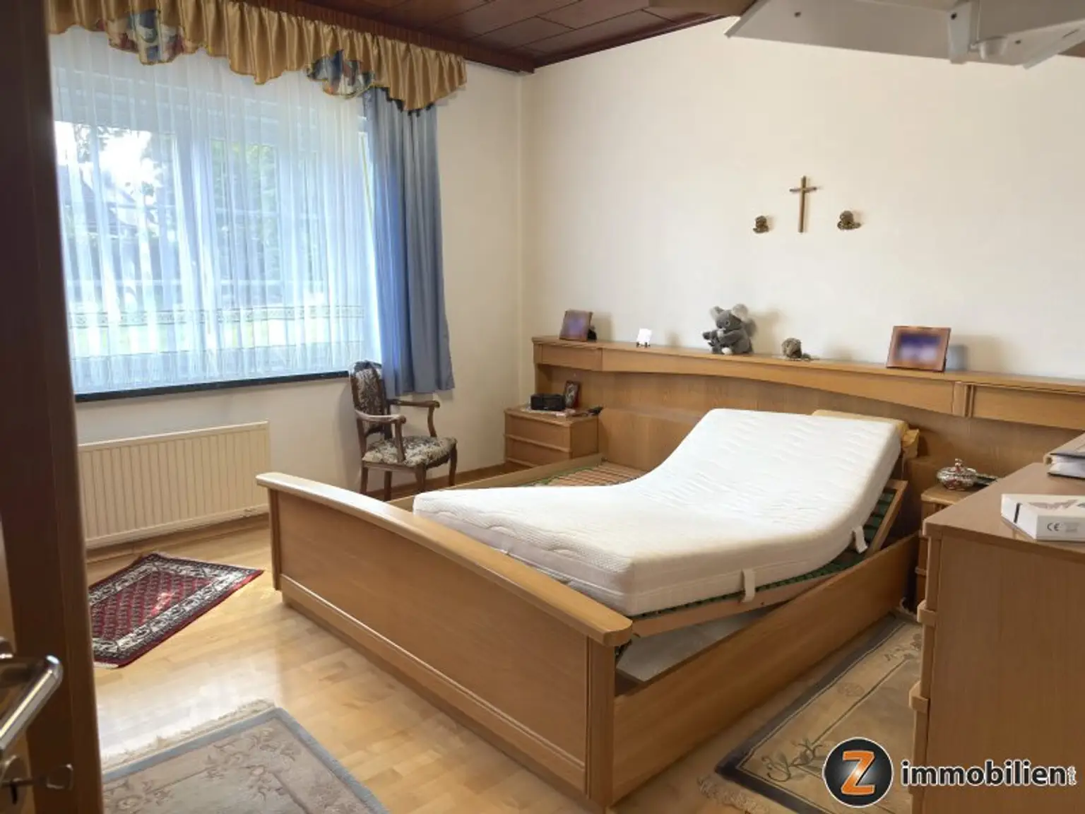 Unterkellertes Einfamilienhaus mit Garage und Obstbaumbestand