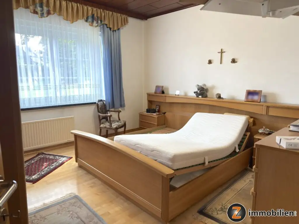 Unterkellertes Einfamilienhaus mit Garage und Obstbaumbestand