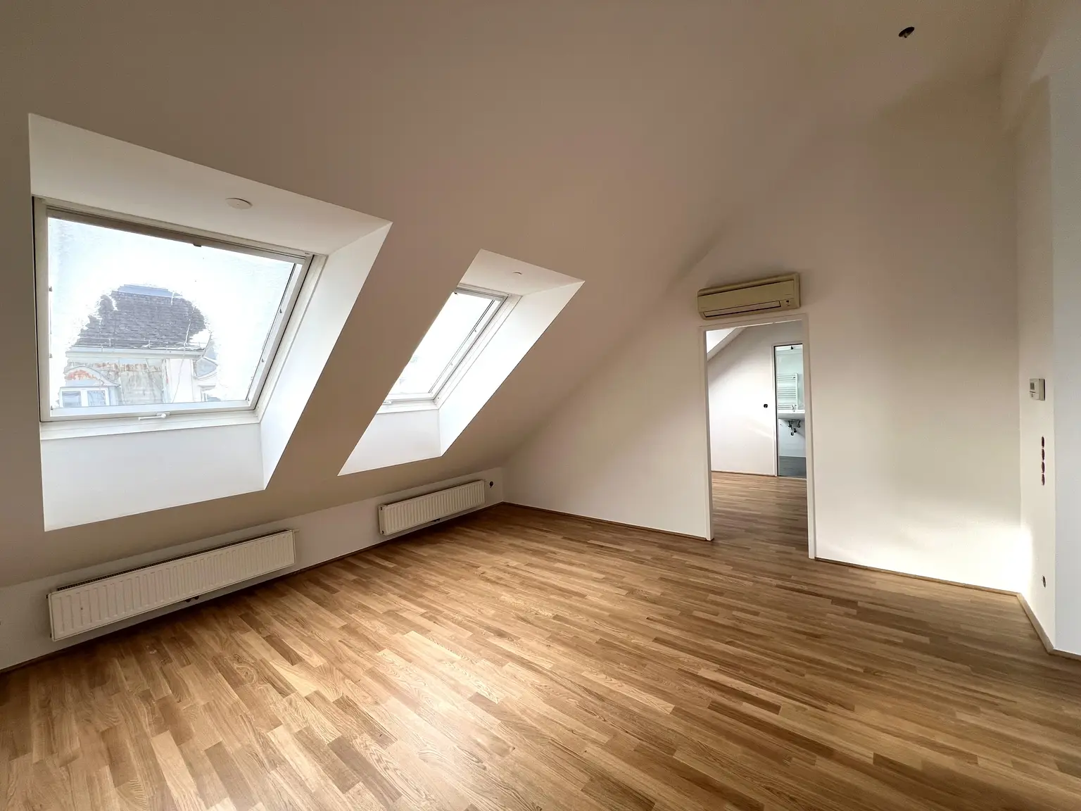 ERSTBEZUG NACH SANIERUNG: Helle klimatisierte Dachgeschoss-Wohnung in der Taborstraße