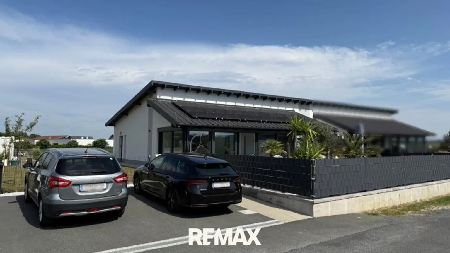 Zufahrt mit Carportplatz