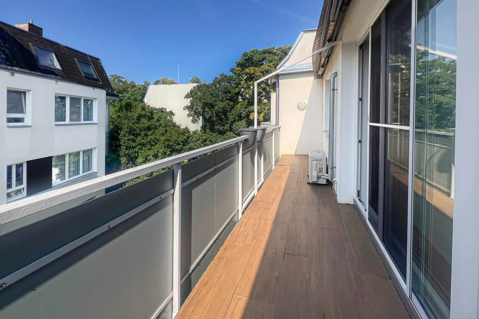 “Rare Parkside Living! Beside Vienna’s Romantic English Garden!“