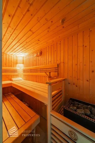 Luxuriöser 14- Zimmer Wohntraum mit Dachterrasse und Pool, Nähe Wilhelminenschloss