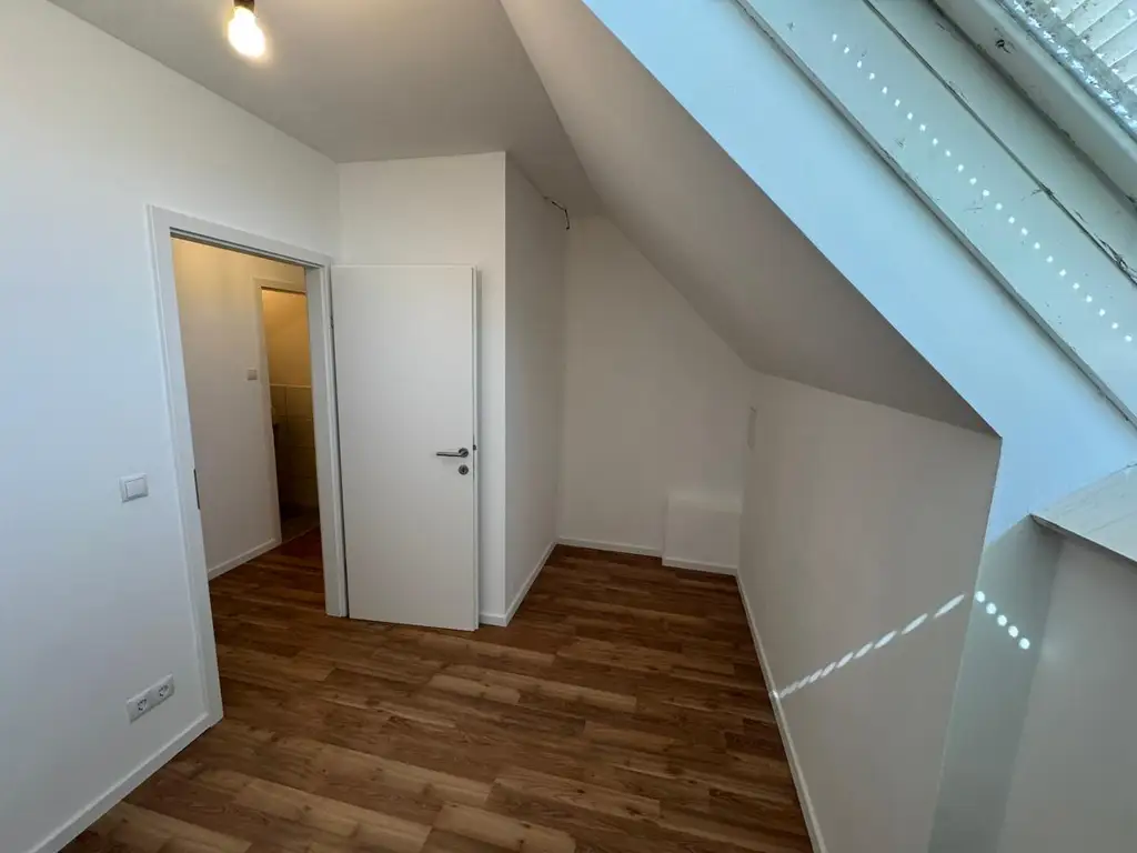 Top sanierte Dachgeschosswohnung in 1180 Wien – ideal für Singles & Paare