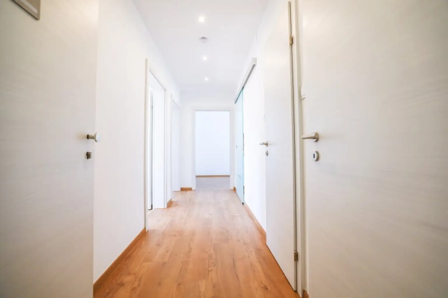 5. STOCK MIT LIFT I DAN KÜCHE I MODERN SANIERT I BADEWANNE I WG TAUGLICH I HAUSTIERE WILLKOMMEN I SEHR HELL I ZENTRALE LAGE BEI HAUPTBAHNHOF I PROJEKT WOHNEN