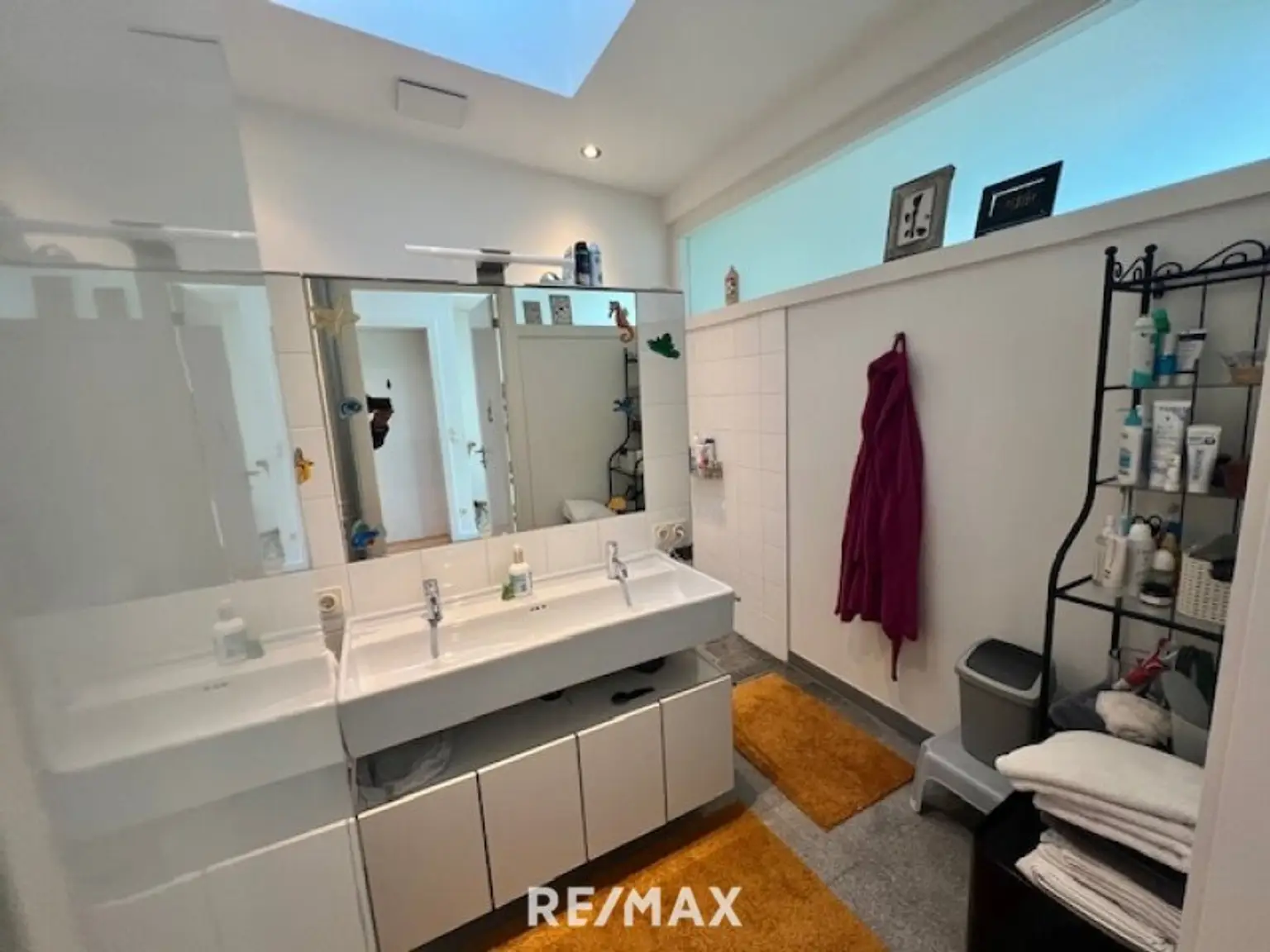 Elternbad mit Dusche und extra Wannenbad