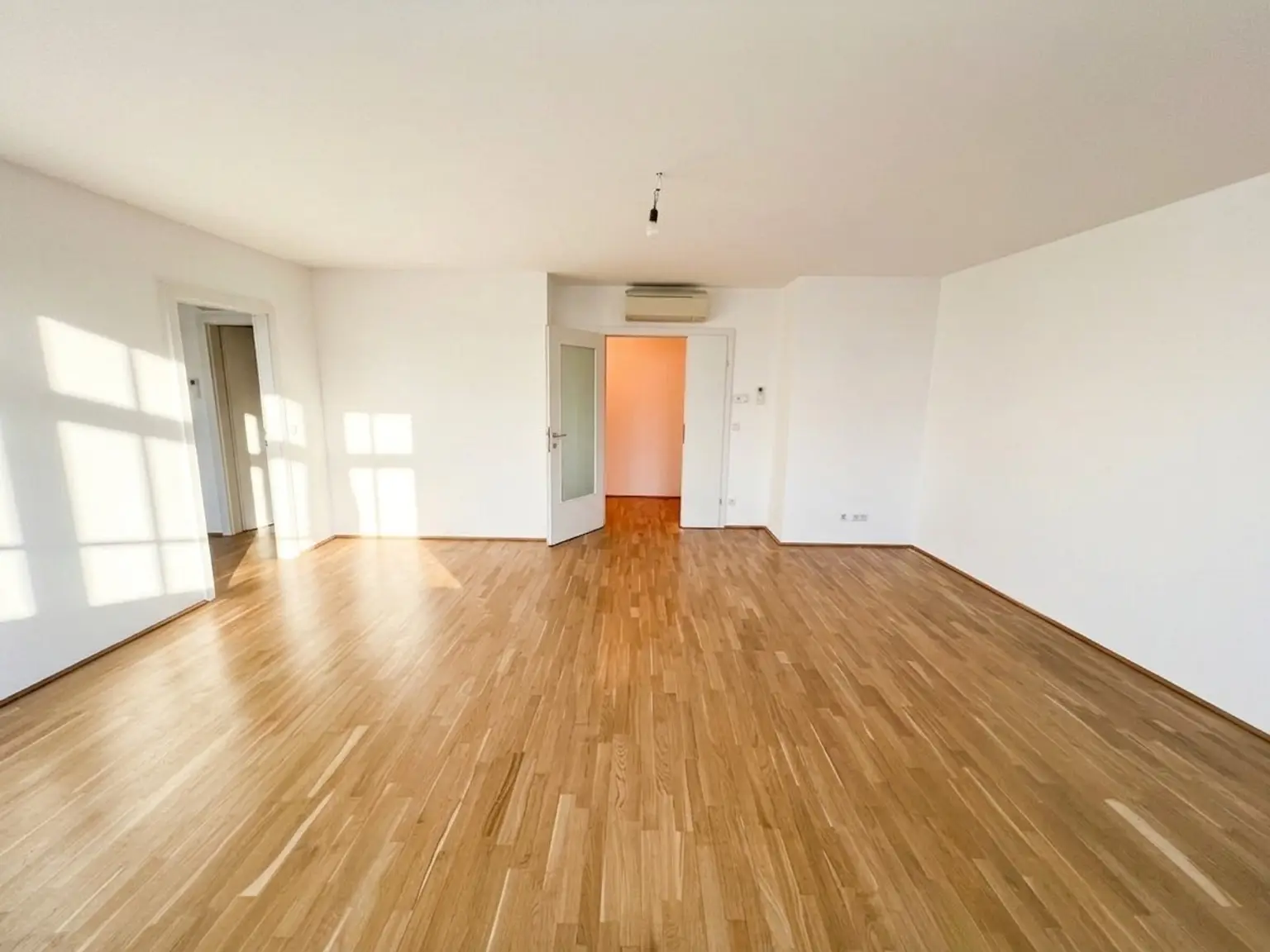 UNBEFRISTET: Top-Lage beim Stephansplatz: Moderne, klimatisierte Dachgeschoßwohnung im stilvollen Haus / Prime location near Stephansplatz: a modern, air-conditioned penthouse flat in a stylish building