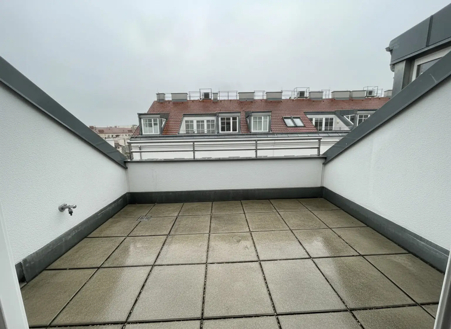 UNBEFRISTET: Klimatisierte 4-Zimmer Wohnung mit Terrasse