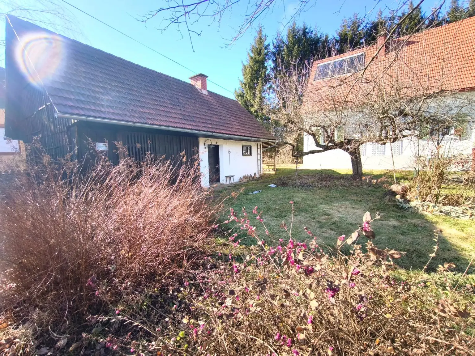 Haus und Nebengebäude