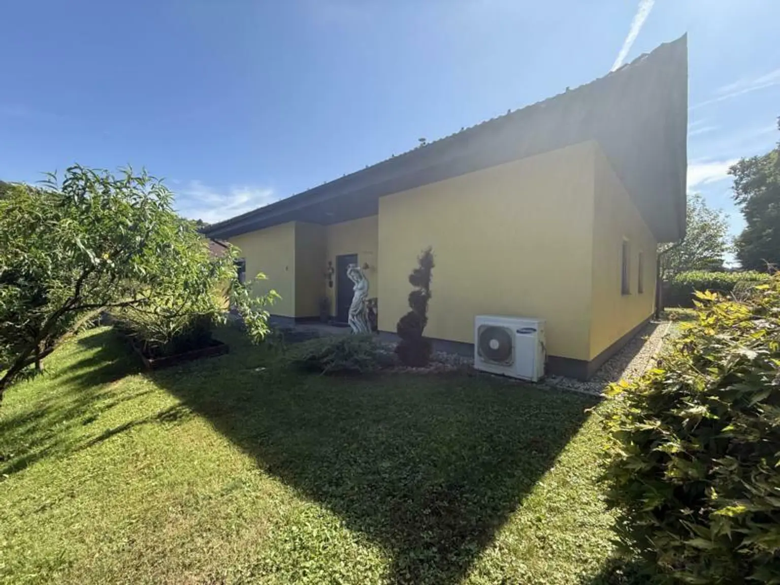 *** Eleganter und stilvoller Bungalow in begehrter Siedlungslage *** unmittelbare Nähe zur Stadt Feldbach ***