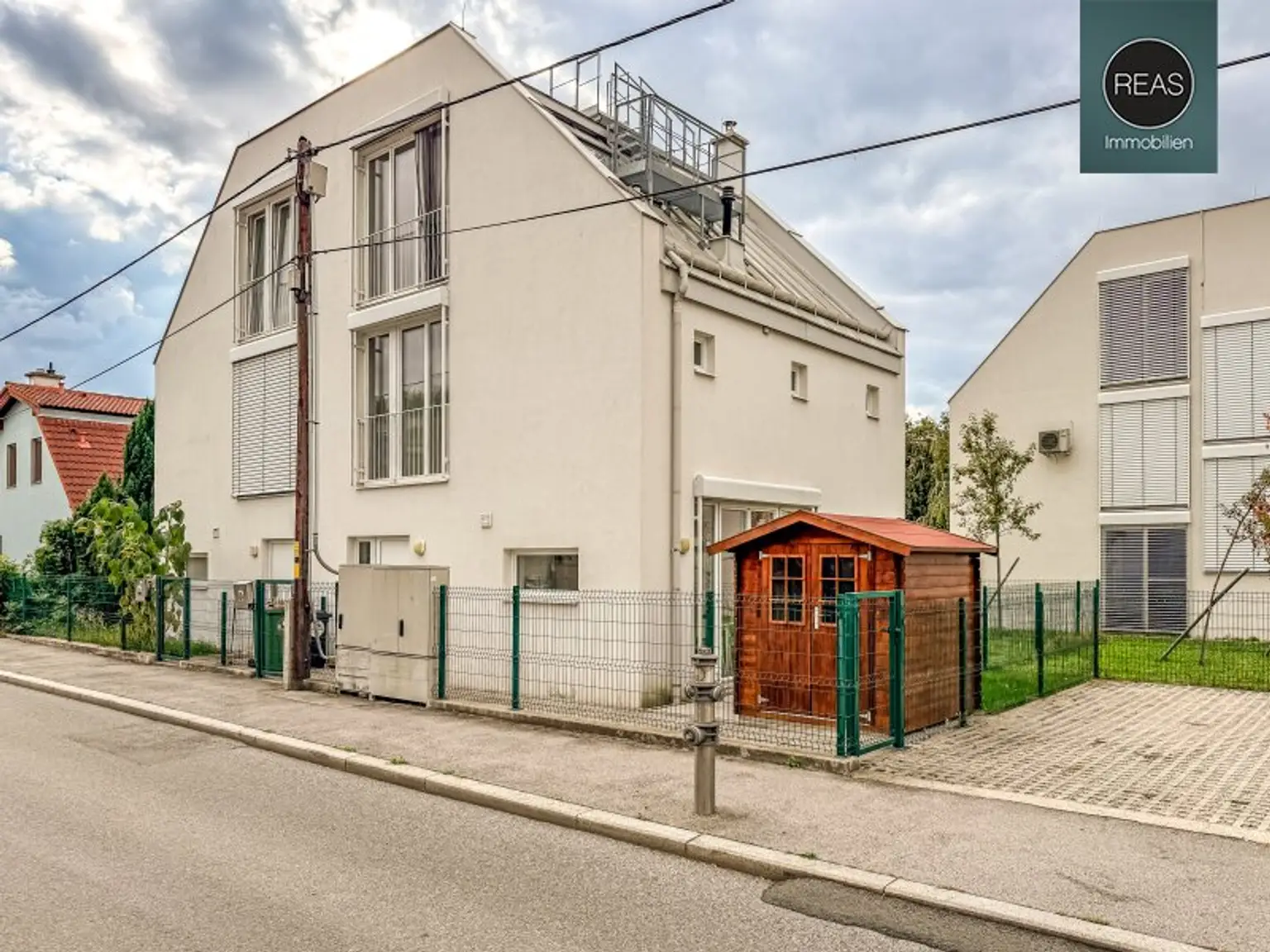 Provisionsfrei: Sehr gut ausgestattete Doppelhaushälfte mit Garten beim Theresa-Tauscher-Park! 5 Min. zum Donau Zentrum. 10 Min. zur UNO City. Parkplatz verfügbar!