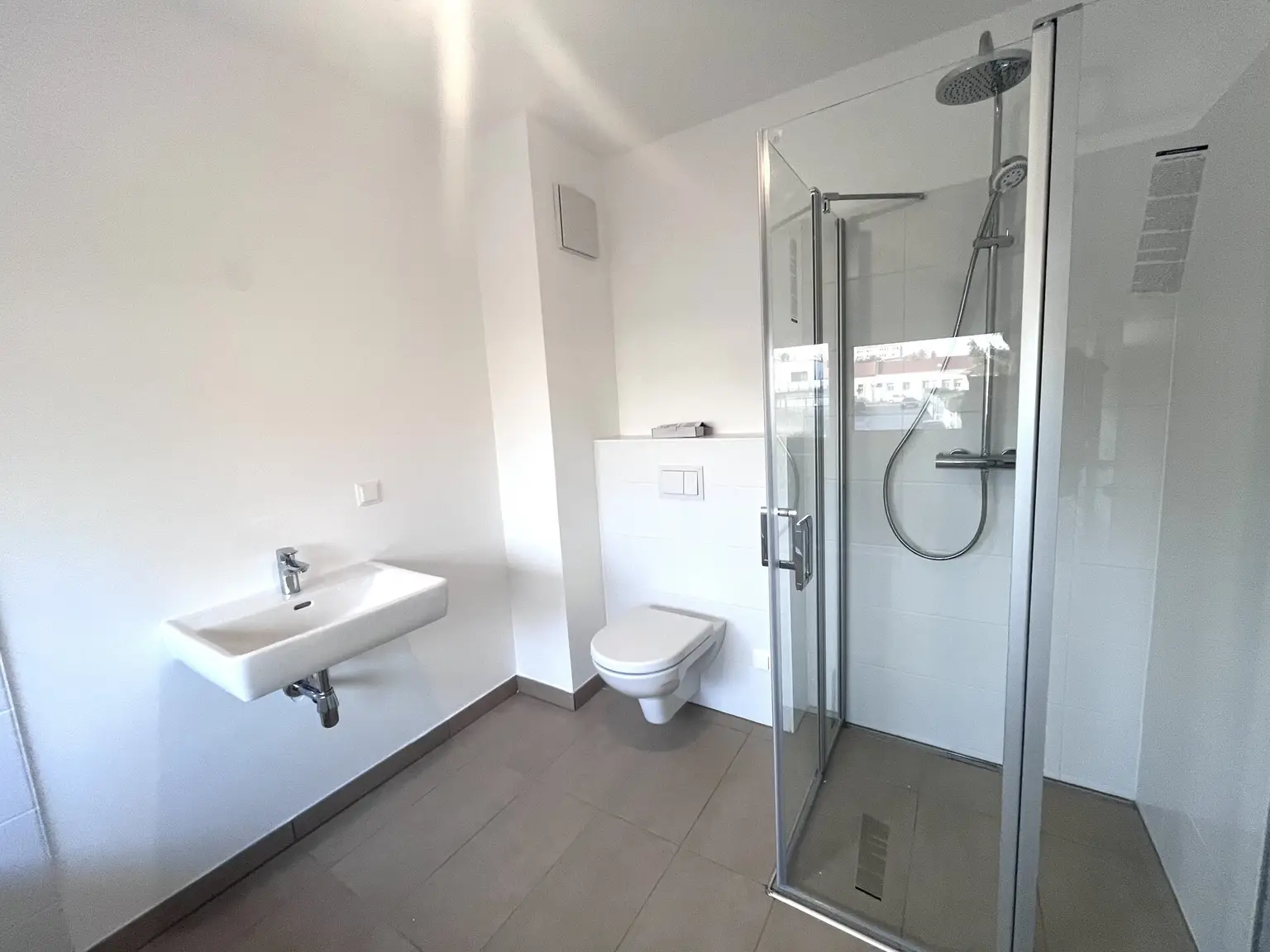 Erstbezug !! Traumhafte Doppelhaushälfte , Wohnkeller  mit Garten und 2 Stellplätzen!