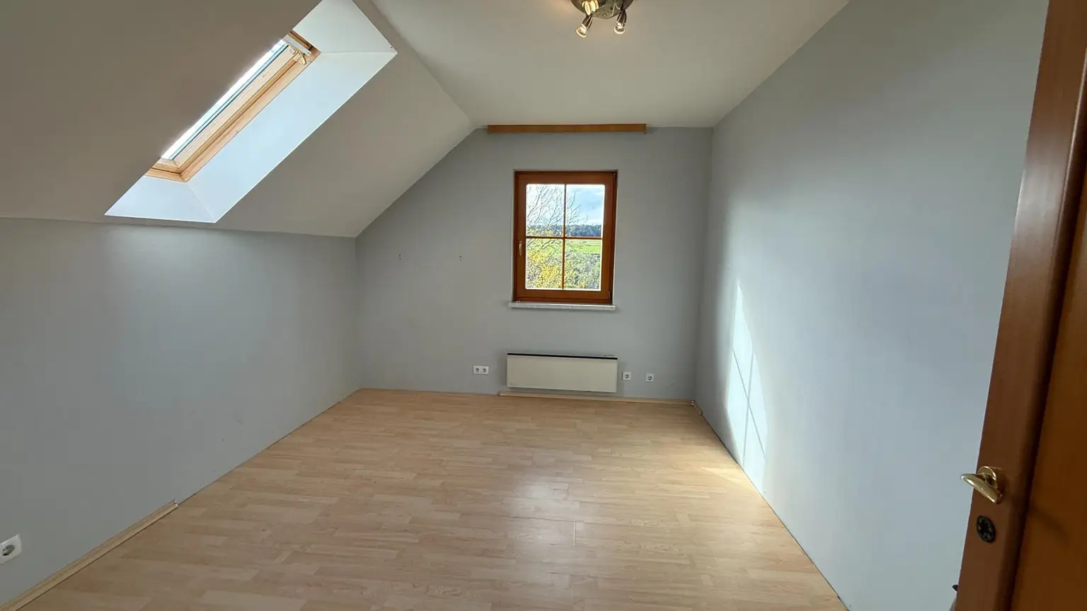 Bezugsfertiges Fertigteilhaus auf einem sonnigen Grundstück