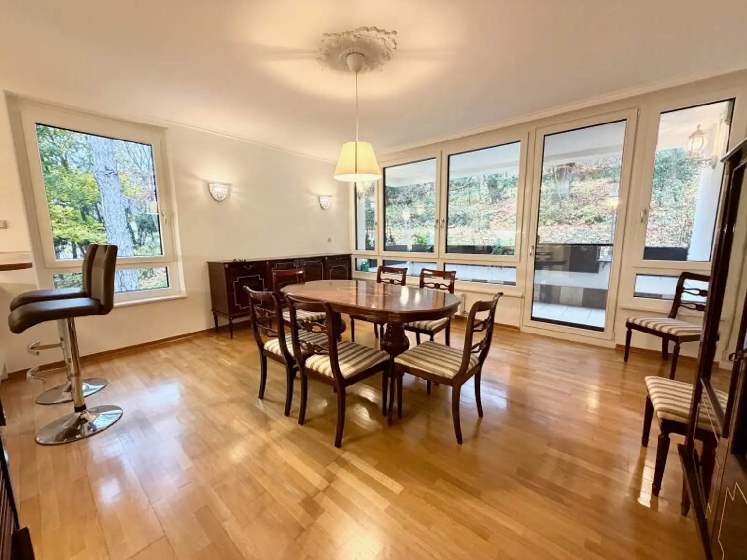 Grünruhelage! Geräumige 4 oder 5 Zimmer-Wohnung mit Loggia & Indoor-Pool