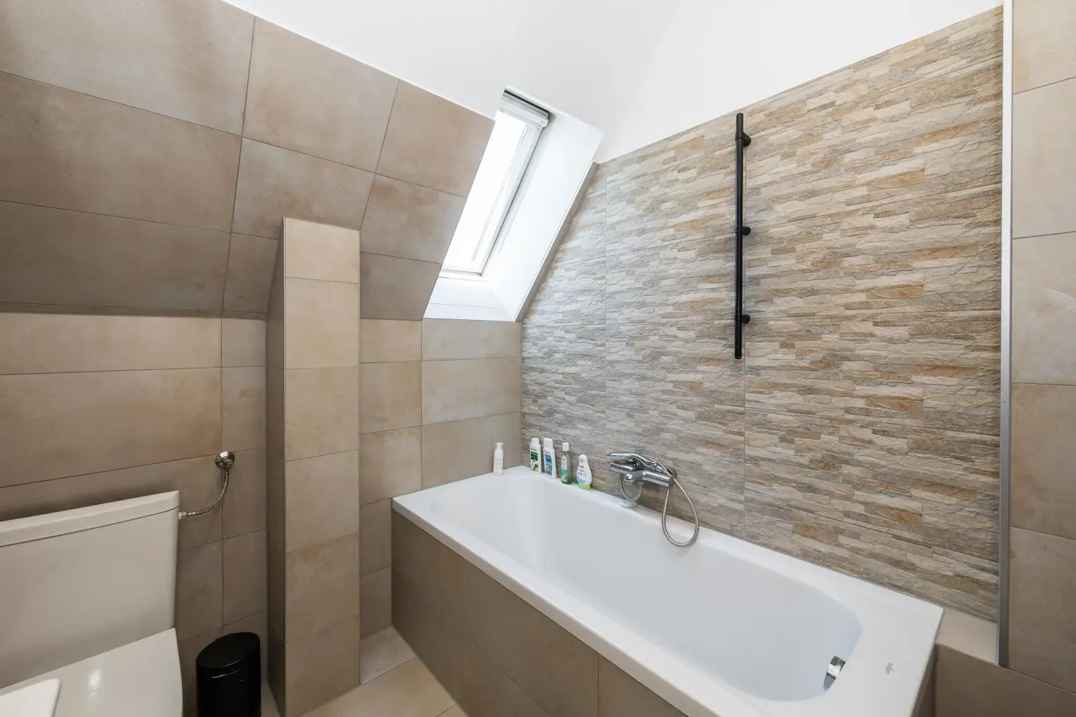 Badezimmer mit Wanne DG