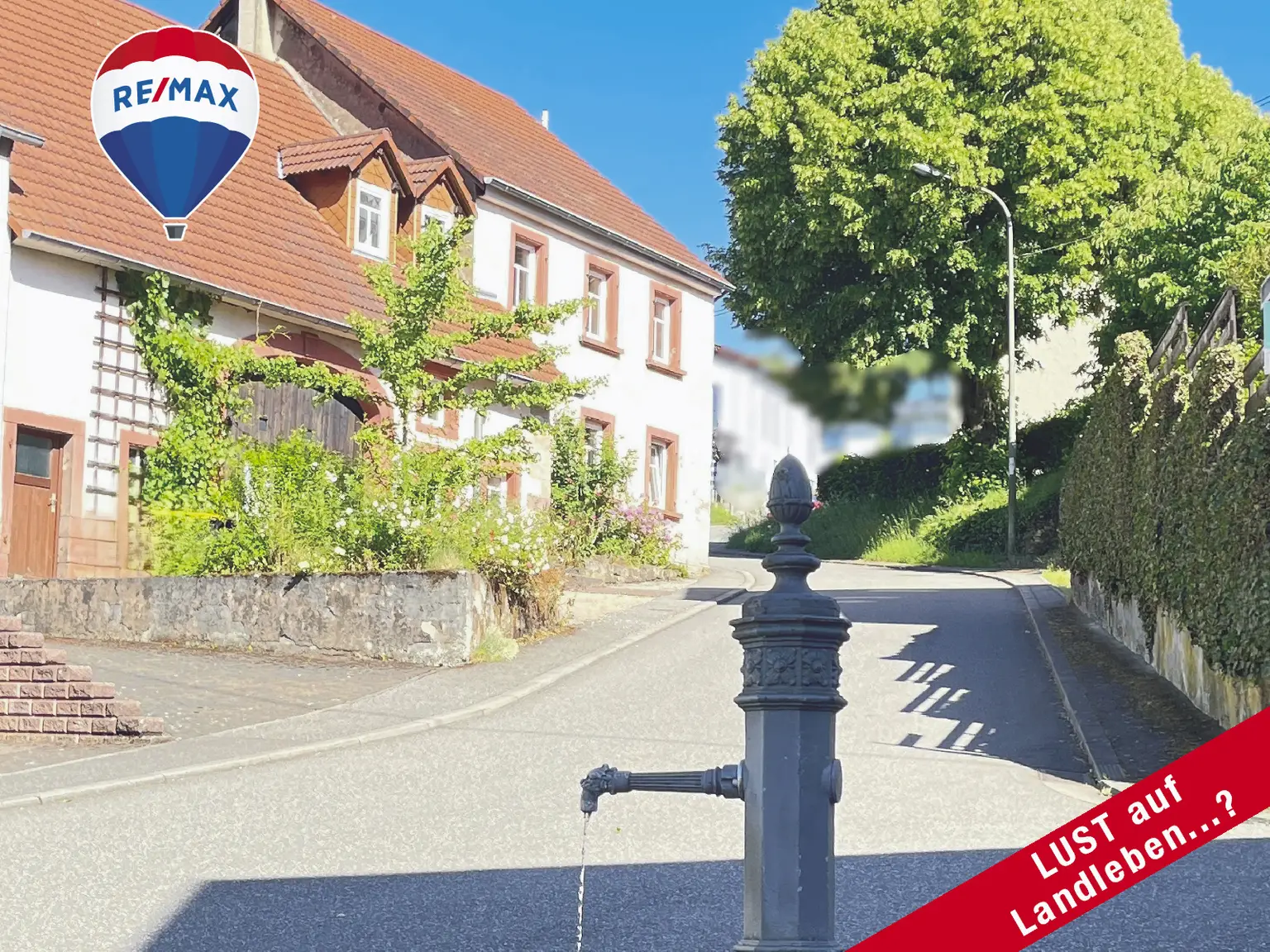 Für LIEBHABER: 
Charmantes BAUERNHAUS 
mit Scheune, Stall + Gartenidylle 
in Dorfmittenlage...!