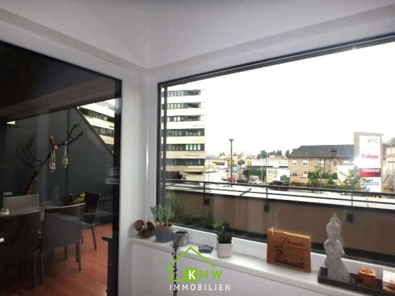 Lichtdurchflutete, moderne 2 Zimmer Wohnung mit Terrasse und 2 Tiefgaragenplätze