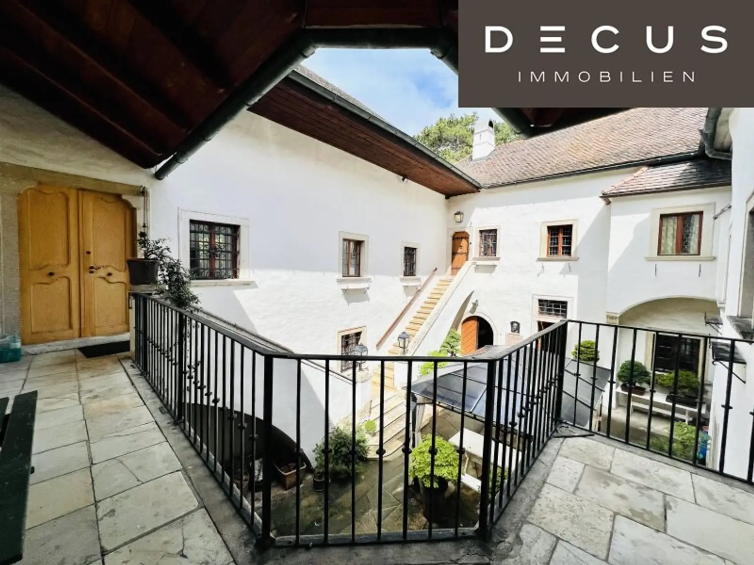 | VIERKANTHOF | HERRENHAUS  |  BURGÄHNLICHES HISTORISCHES WOHNOBJEKT MIT GARTEN IN ZENTRUMSLAGE  |