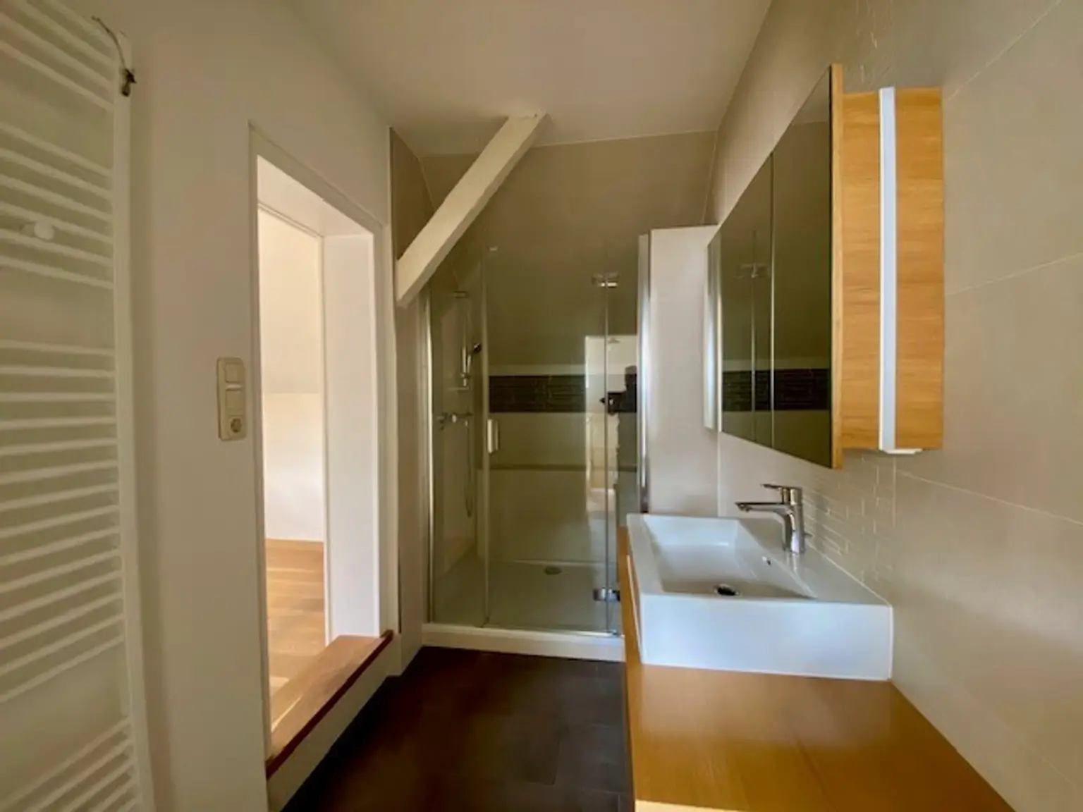 modernes Badezimmer im OG