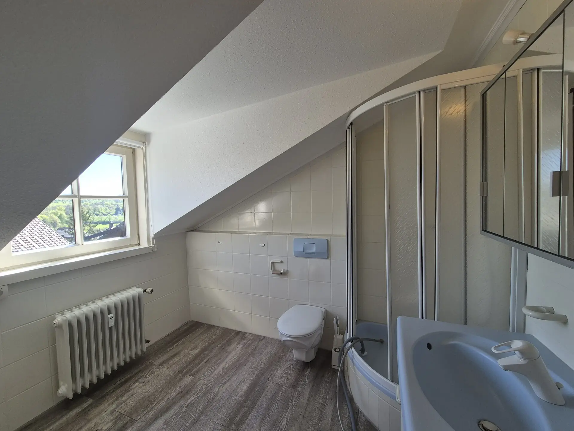 Hauswirtschaftsraum mit Dusche+Waschbecken+WC