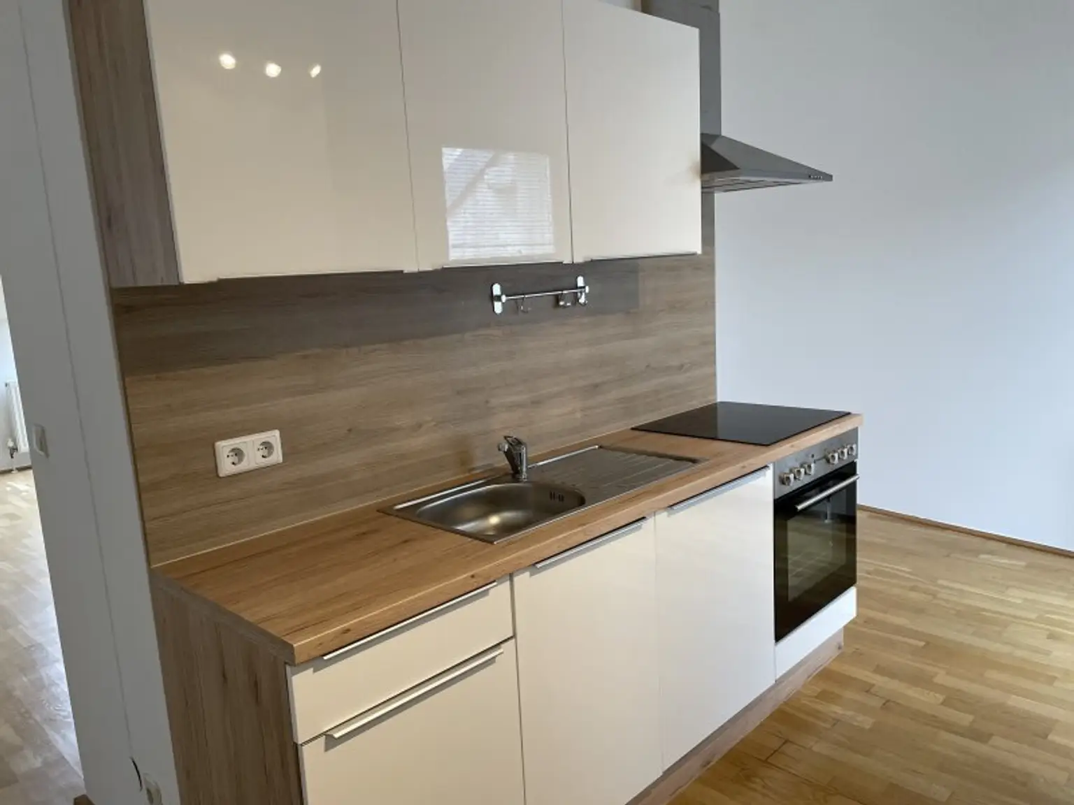 SANIERTE LUFTIGE DACHGESCHOSSWOHNUNG MIT BALKON - U4-NÄHE