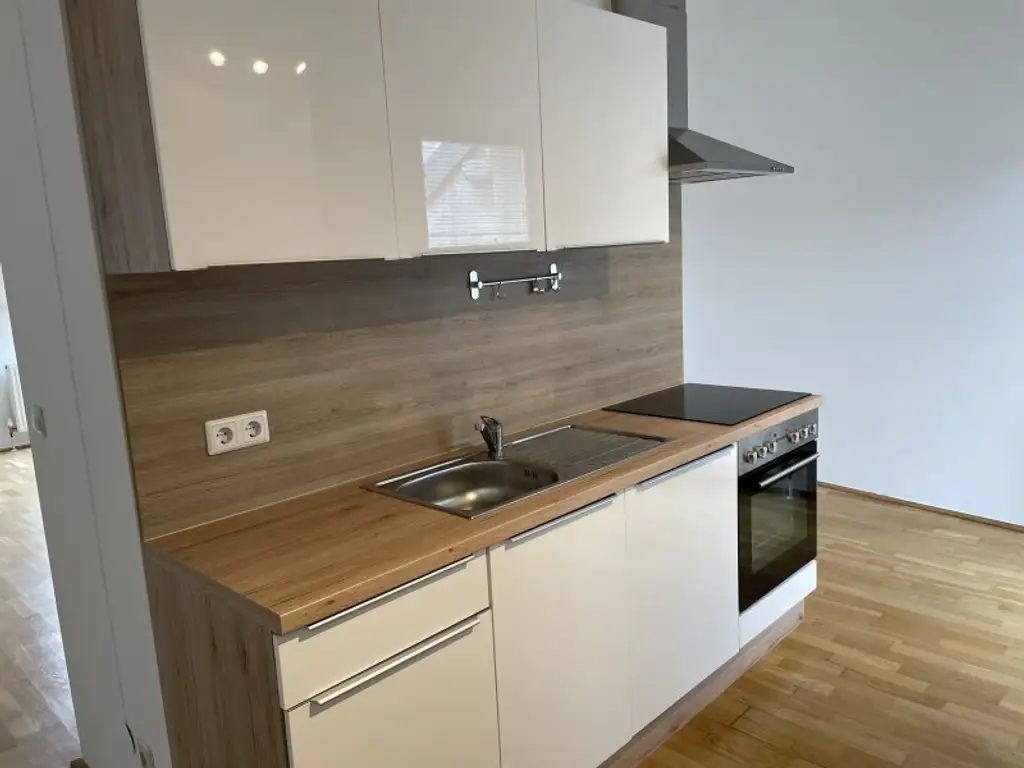 SANIERTE LUFTIGE DACHGESCHOSSWOHNUNG MIT BALKON - U4-NÄHE